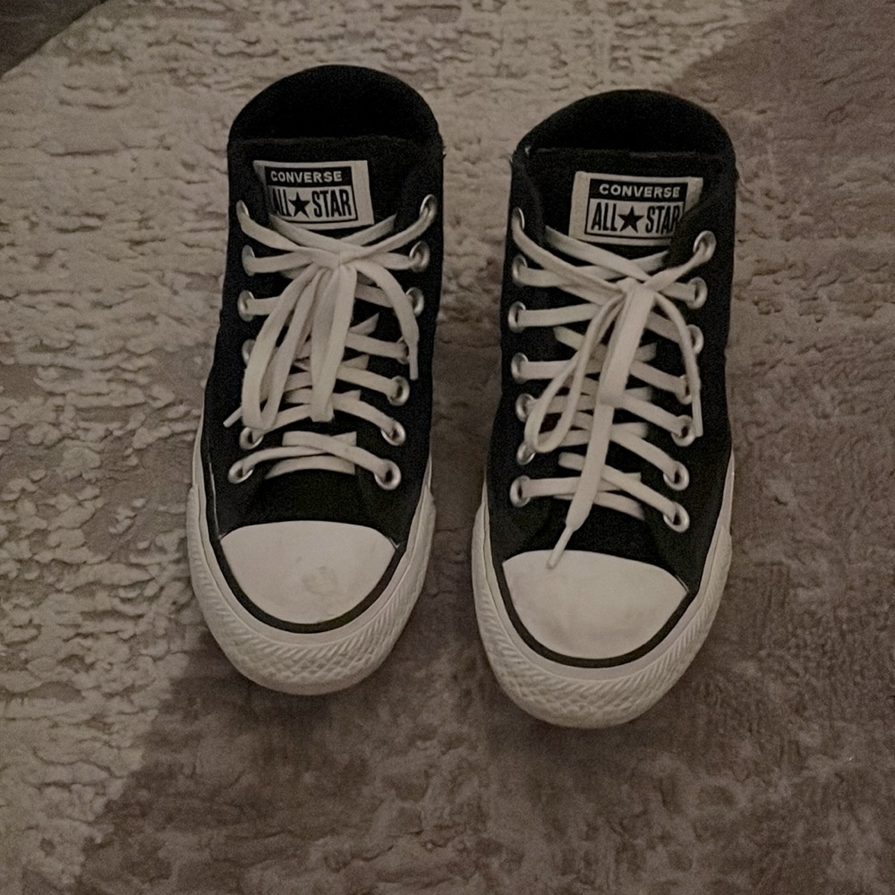 these are converse shoes they are in really good condition for a cheap price! :)